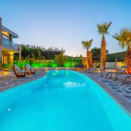 Villa Sleeps 5 With Pool Air Con And Wifi *