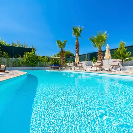 Βίλα Sleeps 5 With Pool Air Con And Wifi Ολουντενίζ